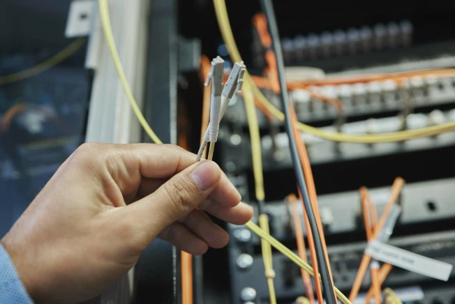 Técnico realizando instalação e fusão de fibra óptica para conectividade de empresas em Curitiba