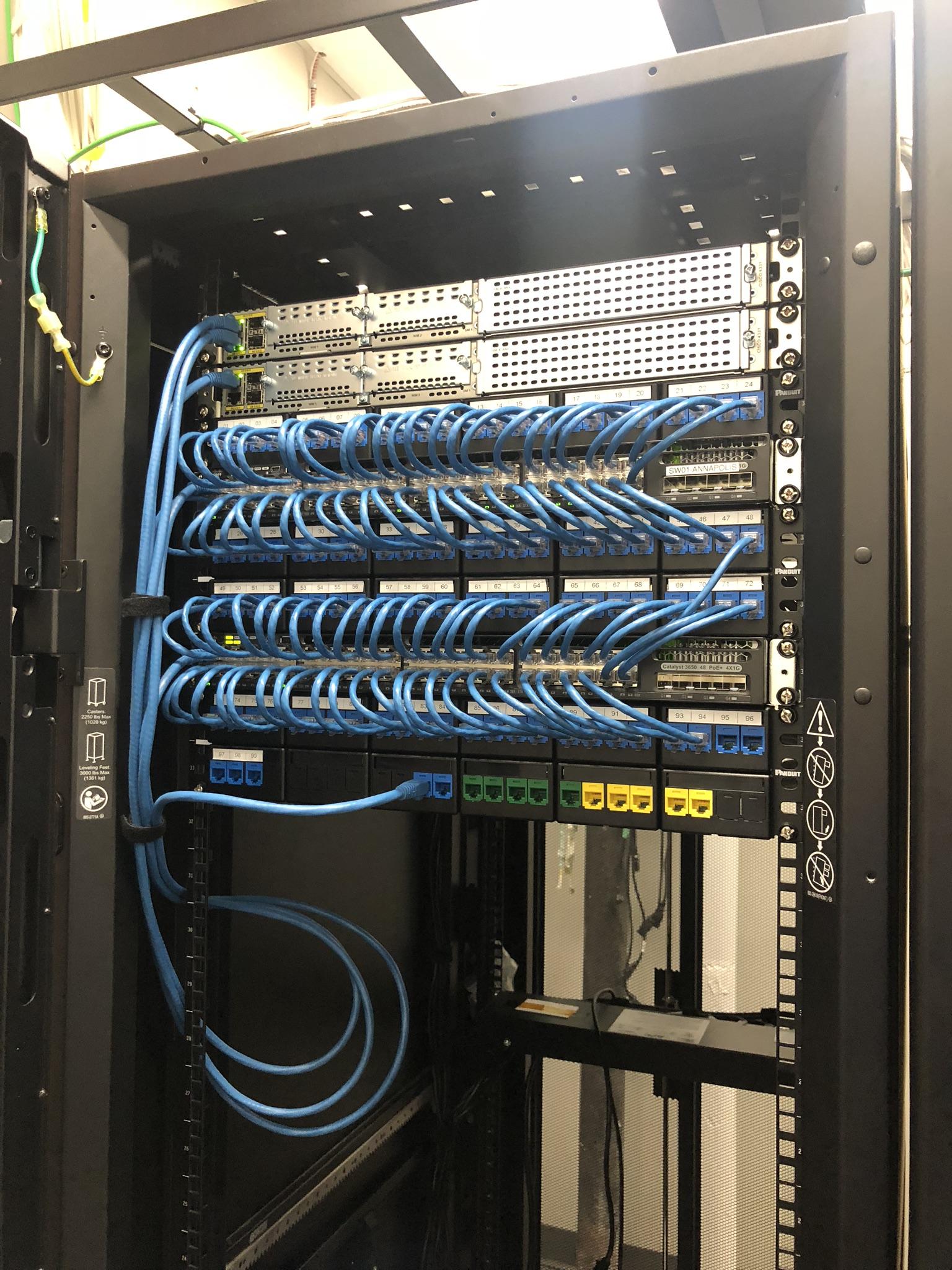 Equipamentos de rede e organização de cabos em rack corporativo para empresa