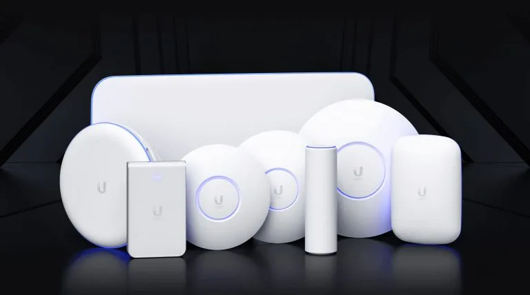 Controladora UniFi Network gerenciando switches e access points em rede corporativa em Curitiba