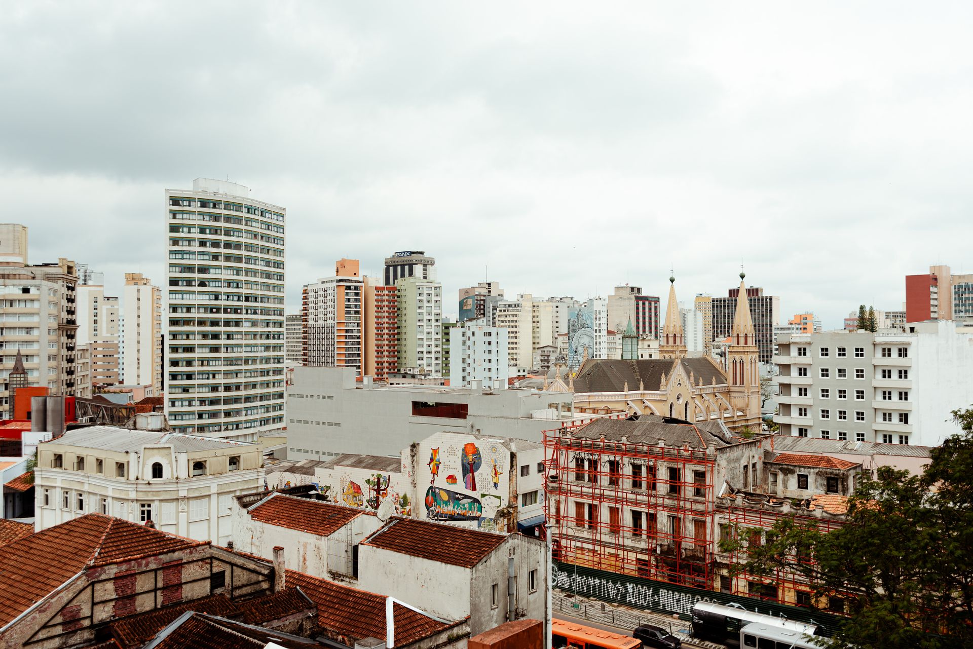 Equipe de TI terceirizada cuidando de servidores e redes de empresas no Batel, em Curitiba