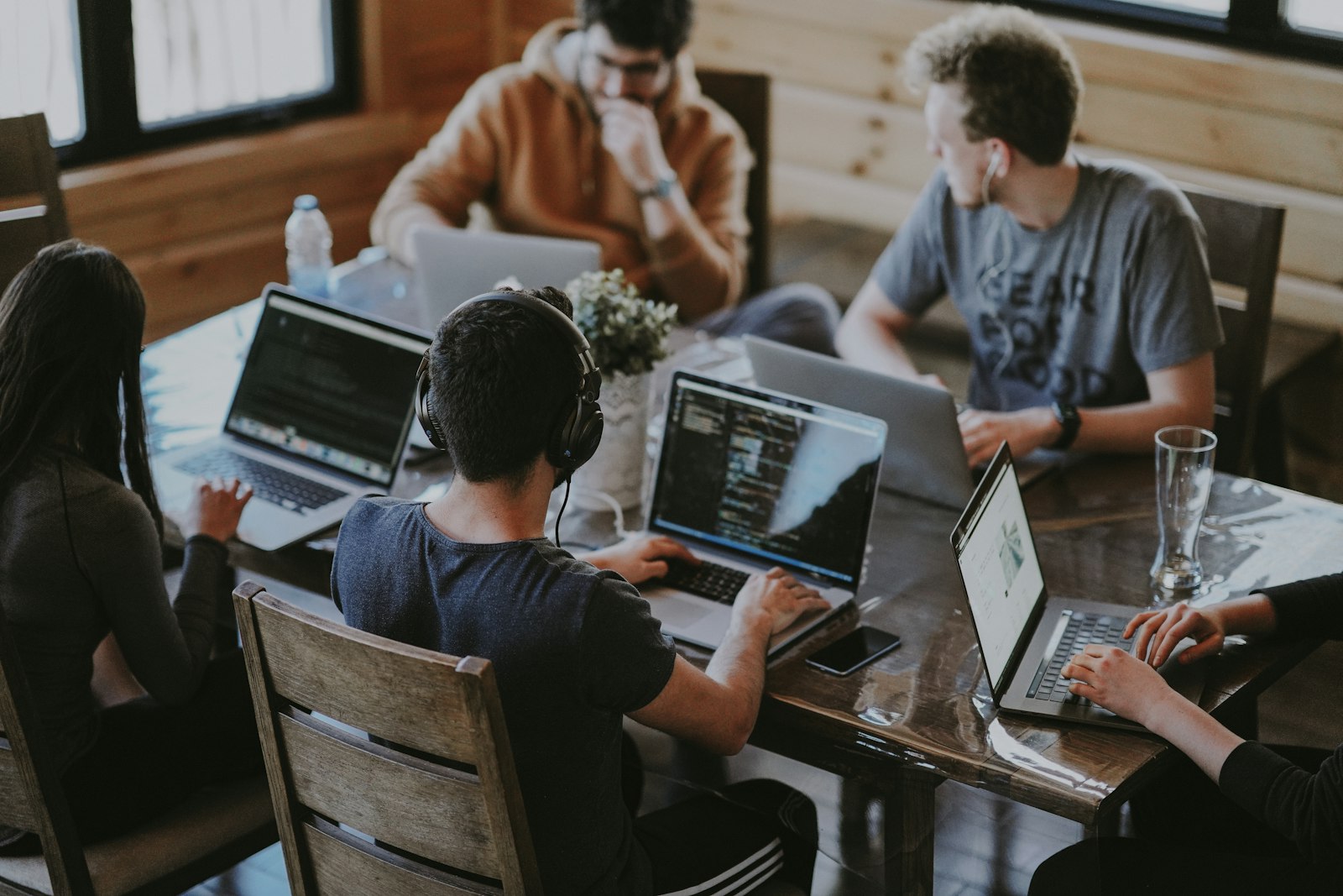 Equipe de TI terceirizada atendendo escritório corporativo com servidores e colaboradores em Curitiba
