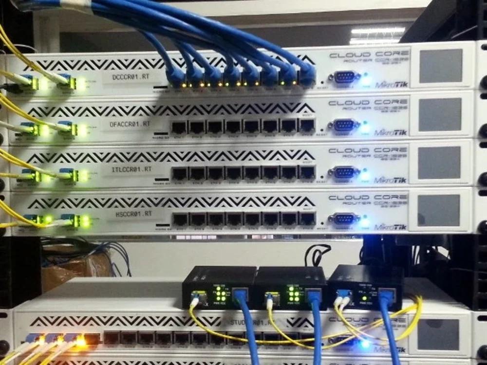 Rack corporativo com roteadores MikroTik RouterOS configurados para empresas no Brasil