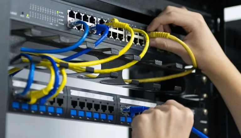 Rede estruturada com switches e cabeamento para ambiente corporativo