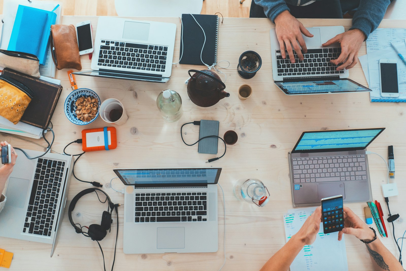 Equipe de TI terceirizada gerindo infraestrutura e monitoramento de empresa de tecnologia em Curitiba